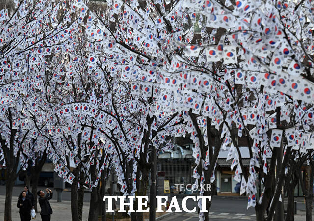 107주년 3.1절을 이틀 앞둔 27일 서울 용산구 효창공원 앞에 태극기 거리가 조성돼 있다. /이새롬 기자