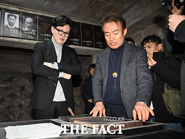 한동훈 전 국민의힘 대표(왼쪽 세 번째)가 장영중 계성중학교장(왼쪽 두 번째)의 설명을 듣고 있다.