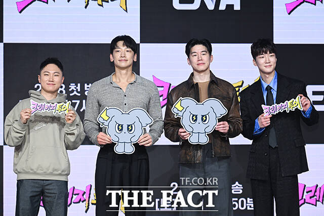 여행 유튜버 빠니보틀과 가수 비, 배우 김무열, 그룹 위너의 이승훈(왼쪽부터)이 27일 오후 서울 마포구 상암DMC 푸르지오 S-city에서 열린 ENA 새 예능프로그램 ‘크레이지 투어’ 제작발표회에 참석해 포즈를 취하고 있다. /서예원 기자