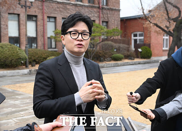 한동훈 전 국민의힘 대표(왼쪽 세 번째)가 장영중 계성중학교장(왼쪽 두 번째)의 설명을 듣고 있다.