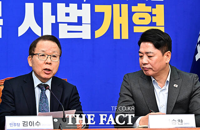 김이수 더불어민주당 중앙당 공천관리위원장(가운데)이 27일 오전 서울 여의도 국회에서 공천심사 결과를 발표하고 있다. /국회=배정한 기자