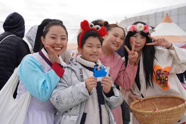 ‘2026 울진대게와 붉은대게 축제’가 27일 개막해 3월2일까지 후포항일원에서 열린다. 가족단의 관람객들이 즐거워하고 있다. /울진군