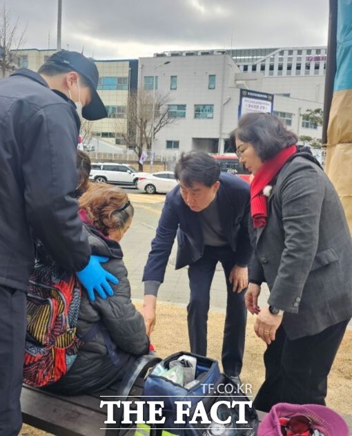 하은호 군포시장이 27일 오전 길에 쓰러진 어르신 구조를 도운 뒤 상태를 살피고 있다. /군포시