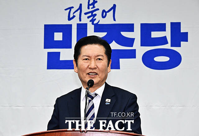정청래 더불어민주당 대표가 26일 오후 서울 여의도 국회에서 열린 의원총회에 참석해 모두발언을 하는 모습. 이날 의원총회은 화기애애한 분위기 속에서 진행됐다. /배정한 기자
