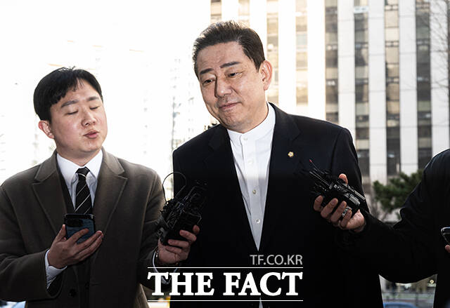 공천헌금과 차남 특혜 편입 및 채용 등 13개 의혹을 받는 김병기 무소속 의원이 27일 경찰에 피의자 신분으로 재출석했다. 사진은 김 의원이 지난 26일 오전 서울 마포구 서울경찰청 공공범죄수사대에 피의자 신분으로 출석하고 있는 모습. /박헌우 기자