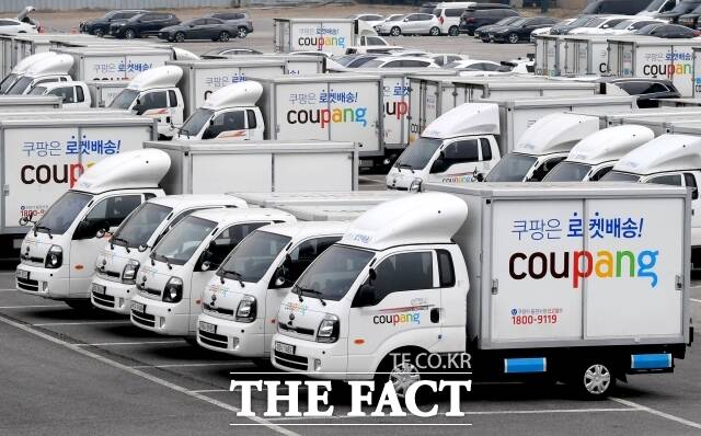 개인정보 유출 사고는 쿠팡의 실적에도 직접적인 타격을 줬다. 활성 고객 수는 12월 발생한 사고 여파로 전 분기 대비 10만명 감소한 2460만명으로 집계됐다. 특히 사고 대응 과정에서 운전 자본 등에 타격을 입으며 잉여현금흐름(5억2700만달러)이 전년 동기 대비 50% 가까이 급감했고, 영업이익(800만달러) 또한 성장 사업 투자 확대와 사고 여파가 맞물려 전년 대비 감소했다. /더팩트DB