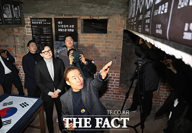 한동훈 전 국민의힘 대표(왼쪽 세 번째)가 장영중 계성중학교장(왼쪽 두 번째)의 설명을 듣고 있다.