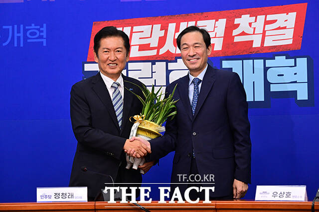 더불어민주당이 우상호 전 청와대 정무수석을 6·3 지방선거 강원도지사 선거 후보로 단수 공천했다. 사진은 지난해 8월 국회에서 정청래 대표를 만난 우상호 후보의 모습. /더팩트 DB