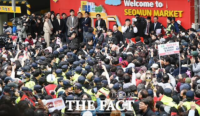 한동훈 전 국민의힘 대표가 27일 오후 대구 서문시장을 찾아 시민들과 인사를 나누고 있다. /대구=박상민 기자