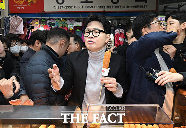 한동훈 전 국민의힘 대표가 27일 오후 대구 중구 서문시장을 찾아 음식을 시식하고 있다. /대구=박헌우 기자