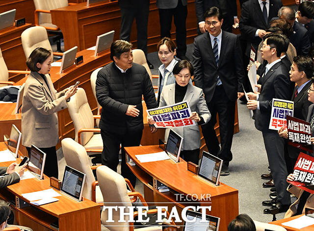 피켓 시위를 촬영하는 이해민 조국혁신당 의원에게 다가가는 서명옥 국민의힘 의원.
