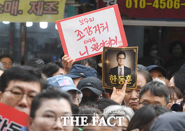 한동훈 전 국민의힘 대표가 27일 오후 대구 서문시장을 찾아 시민들과 인사를 나누고 있다. /대구=박상민 기자