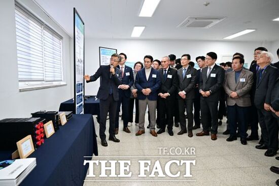 포천시가 27일 대진대학교 산학협력관에서 진행한 경기국방벤처센터 개소식에 참석한 국회 및 국방 분야 주요 기관 관계자, 기업인 등이 향후 센터 운영 방향 등에 대한 설명을 듣고 있다. /포천시