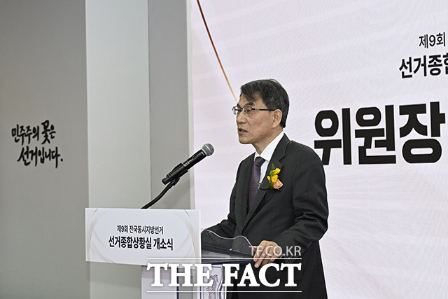 노태악 선관위원장이 선거 장비를 점검하고 있다.