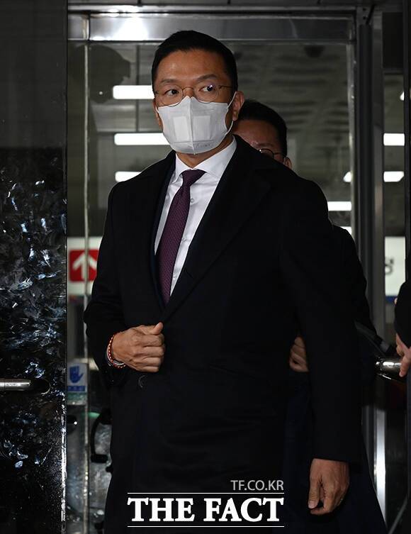 미공개 중요 정보를 이용한 주식 부정 거래 혐의를 받은 윤관 블루런벤처스 대표가 지난달 10일 서울 양천구 서울남부지법에서 열린 1심 선고 공판을 마치고 법원을 나서고 있다. /박헌우 기자