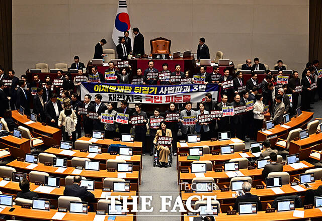 국민의힘 의원들이 27일 서울 여의도 국회에서 열린 제432회 국회(임시회) 제8차 본회의에 참석해 헌법재판소법 일부개정법률안(대안)에 대한 무제한 토론 종결동의의 건 투표 도중 피켓시위를 하고 있다. /국회=배정한 기자