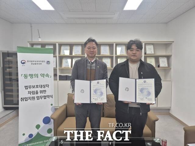 김유래 한국법무보호복지공단 전남동부지부장과 김은찬 샵인샵컨설팅 대표가 27일 업무협약을 체결하고 기념촬영을 하고 있다. /한국법무보호복지공단 전남동부지부