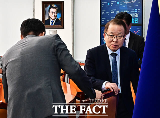 김이수 더불어민주당 중앙당 공천관리위원장(가운데)이 27일 오전 서울 여의도 국회에서 공천심사 결과를 발표하고 있다. /국회=배정한 기자