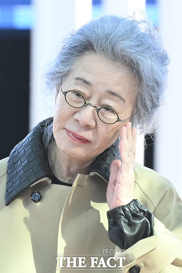 배우 윤여정이 27일 인천국제공항에서 ‘보테가 베네타 WINTER 2026 쇼’ 참석을 위해 이탈리아 밀라노로 출국하며 팬들에게 인사하고 있다. /인천국제공항=김성렬 기자