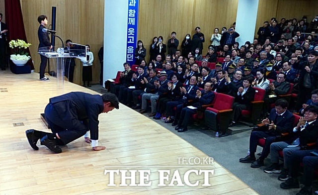 큰 절하는 박정현 부여군수. /부여군