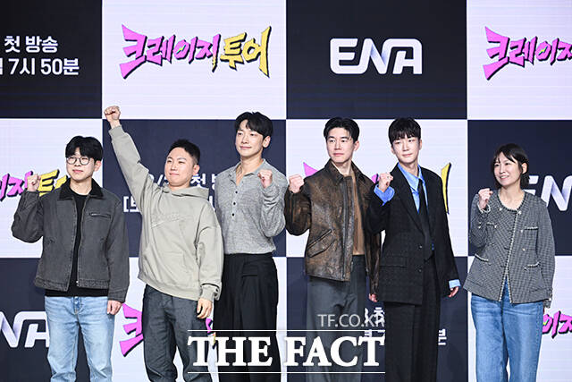 여행 유튜버 빠니보틀과 가수 비, 배우 김무열, 그룹 위너의 이승훈(왼쪽부터)이 27일 오후 서울 마포구 상암DMC 푸르지오 S-city에서 열린 ENA 새 예능프로그램 ‘크레이지 투어’ 제작발표회에 참석해 포즈를 취하고 있다. /서예원 기자