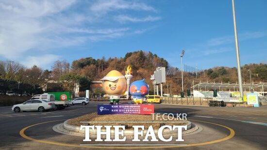 가평군이 오는 8~9월 진행될 '2026 경기도 생활체육대축전'의 성공 개최를 위해 재정비를 마친 대회 마스코트의 설치 모습. /가평군