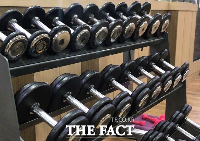 공정거래위원회는 2일 헬스장과 체육교습업 2300곳을 대상으로 실시한 '2025년도 체육시설업 가격 등 표시의무 준수 실태조사' 결과를 발표했다. 사진은 기사내용과 무관./더팩트DB