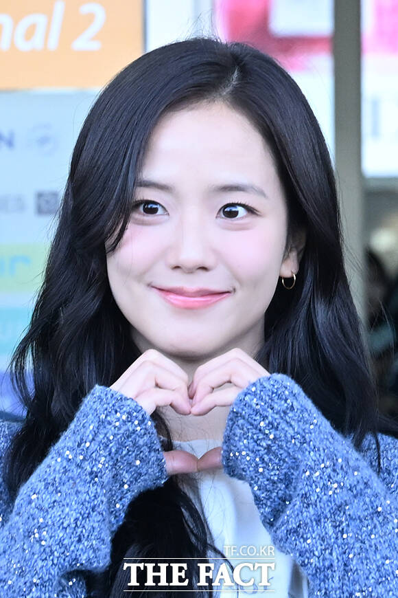 블랙핑크 지수가 27일 오전 인천국제공항에서 ‘디올 FW 2026-2027 컬렉션 쇼’ 참석을 위해 프랑스 파리로 출국하고 있다. /인천국제공항=김성렬 기자