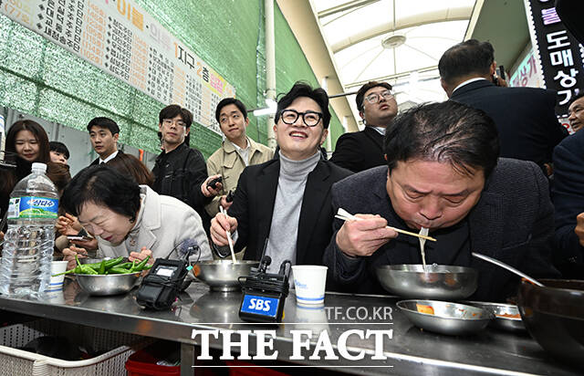 한동훈 전 국민의힘 대표가 27일 오후 대구 중구 서문시장을 찾아 음식을 시식하고 있다. /대구=박헌우 기자