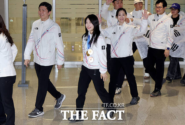2026 밀라노·코르티나담페초 동계올림픽 일정을 마친 쇼트트랙 김길리가 24일 오후 인천국제공항으로 귀국하는 모습. /박헌우 기자
