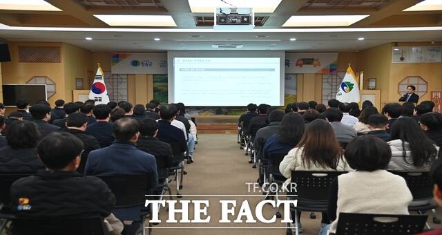 청송군 6.3 지방 선거 대비 공직선거법 교육을 하고 있다. /청송군