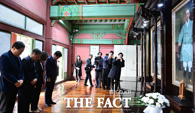 박희영 용산구청장과 보훈가족들이 27일 서울 용산구 효창공원 내 의열사 참배를 마친 뒤 태극기거리를 행진하며 만세삼창을 외치고 있다.