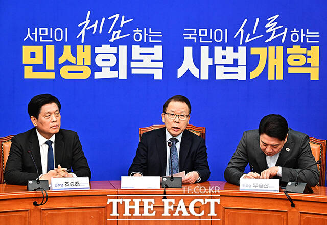 김이수 더불어민주당 중앙당 공천관리위원장(가운데)이 27일 오전 서울 여의도 국회에서 공천심사 결과를 발표하고 있다. /국회=배정한 기자