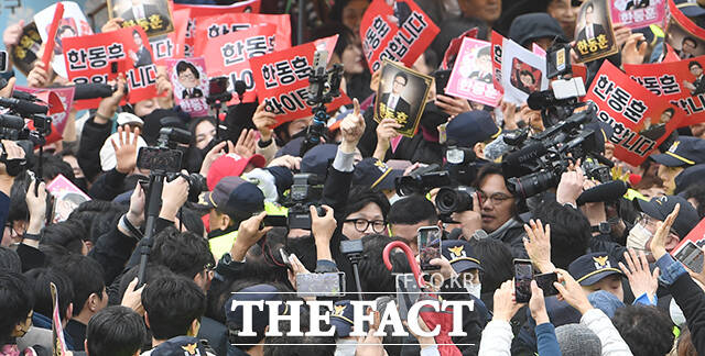 한동훈 전 국민의힘 대표가 27일 오후 대구 서문시장을 찾아 인파에 둘러싸여 있다. /대구=박상민 기자