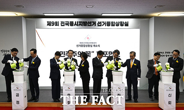 노태악 선관위원장이 선거 장비를 점검하고 있다.