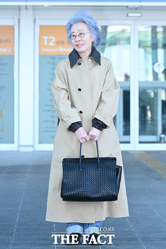 배우 윤여정이 27일 인천국제공항에서 ‘보테가 베네타 WINTER 2026 쇼’ 참석을 위해 이탈리아 밀라노로 출국하며 팬들에게 인사하고 있다. /인천국제공항=김성렬 기자