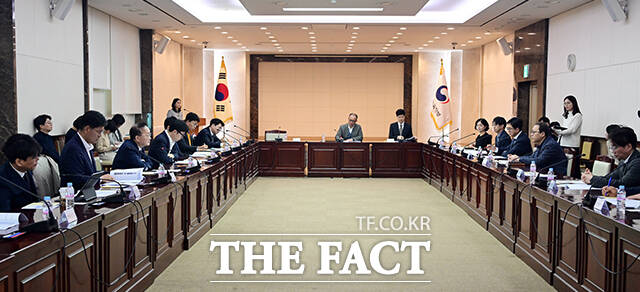 김남중 통일부 차관이 27일 오전 서울 종로구 정부서울청사에서 열린 2026 지방자치단체 남북교류협회 정책협의회에 참석해 모두발언을 하고 있다. /임영무 기자