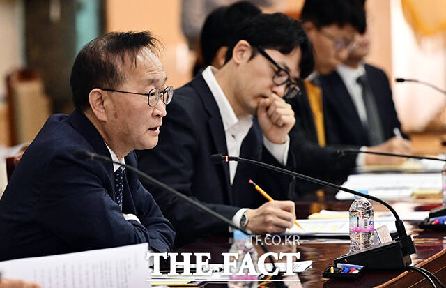 김남중 통일부 차관이 27일 오전 서울 종로구 정부서울청사에서 열린 2026 지방자치단체 남북교류협회 정책협의회에 참석해 모두발언을 하고 있다. /임영무 기자