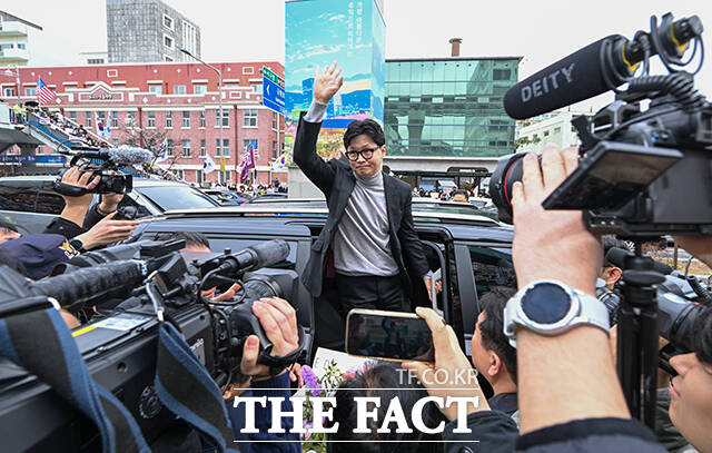 한동훈 전 국민의힘 대표가 27일 오후 대구 중구 서문시장을 방문하고 있다. /대구=박헌우 기자