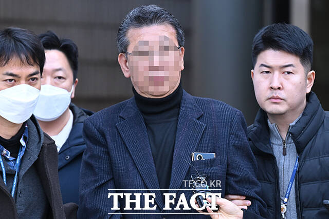 장애인 성폭행 혐의를 받는 인천 강화군 중증발달장애인 거주시설 색동원 시설장 A 씨가 지난 19일 서울 서초구 서울중앙지법에서 열린 구속 전 피의자 심문(영장실질심사)를 받은 후 법원을 나서고 있다. /남윤호 기자