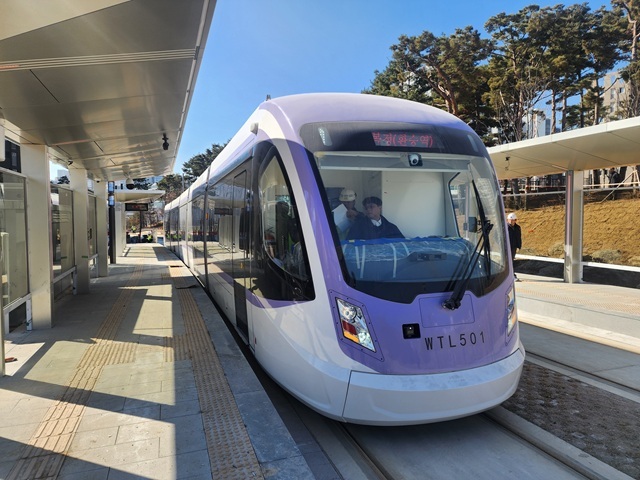 오세훈 서울시장은 27일 오후 2시30분 위례선 트램 공사 현장인 위례호수공원역과 장지천교 구간 등을 찾아 안전성 등을 점검했다. 사진은 위례선 트램 시운전 모습. /서울시