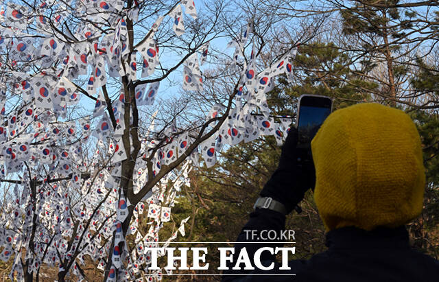 107주년 3.1절을 이틀 앞둔 27일 서울 용산구 효창공원 앞에 태극기 거리가 조성돼 있다. /이새롬 기자