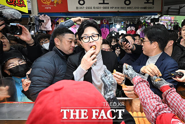 한동훈 전 국민의힘 대표가 27일 오후 대구 중구 서문시장을 찾아 음식을 시식하고 있다. /대구=박헌우 기자