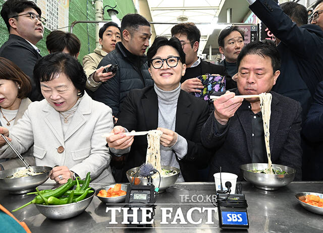 한동훈 전 국민의힘 대표가 27일 오후 대구 중구 서문시장을 찾아 음식을 시식하고 있다. /대구=박헌우 기자
