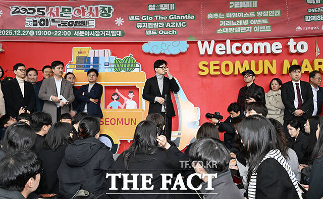 한동훈 전 국민의힘 대표가 27일 오후 대구 중구 서문시장을 방문하고 있다. /대구=박헌우 기자