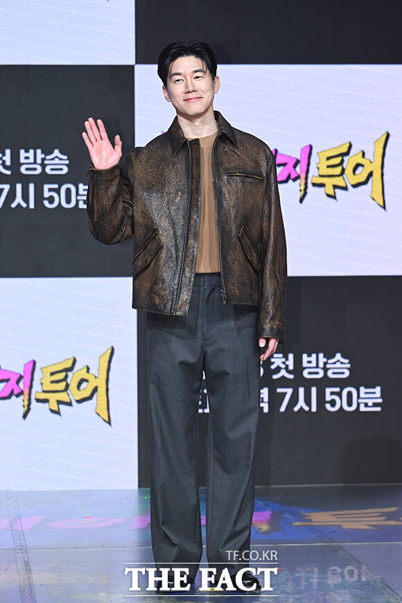 여행 유튜버 빠니보틀과 가수 비, 배우 김무열, 그룹 위너의 이승훈(왼쪽부터)이 27일 오후 서울 마포구 상암DMC 푸르지오 S-city에서 열린 ENA 새 예능프로그램 ‘크레이지 투어’ 제작발표회에 참석해 포즈를 취하고 있다. /서예원 기자