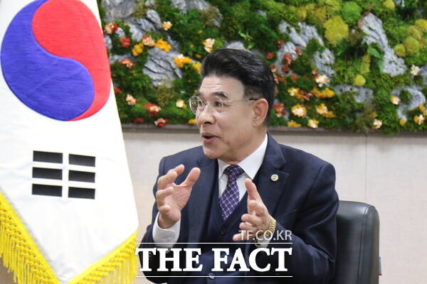 이응우 계룡시장이 26일 <더팩트>와 인터뷰를 진행하고 있는 모습. /정예준 기자