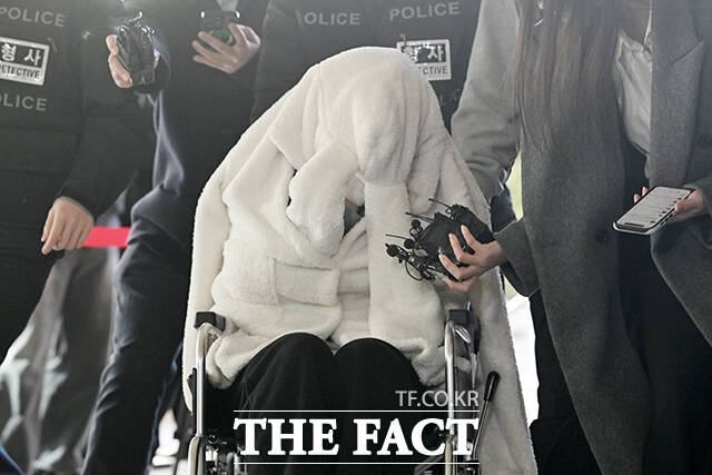 마약류관리법 위반 및 도로교통법상 약물운전 혐의를 받는 30대 여성 A씨가 27일 오전 서울 마포구 서울서부지방법원에서 열린 구속 전 피의자 신문에 출석하고 있다. /서예원 기자