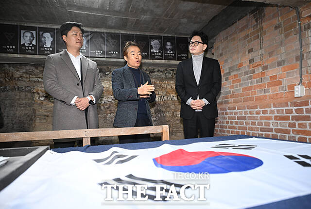 한동훈 전 국민의힘 대표가 27일 오전 대구 중구 계성중학교를 찾아 장영중 계성중학교장의 설명을 듣고 있다. /대구=박헌우 기자