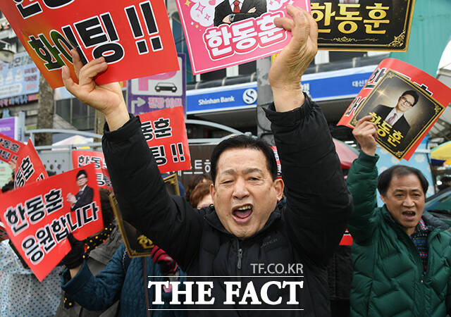 한동훈 전 국민의힘 대표가 27일 오후 대구 서문시장 방문을 앞둔 가운데 한 전 대표를 지지하는 시민들과 반대하는 시민들이 집회를 하고 있다. /대구=박상민 기자